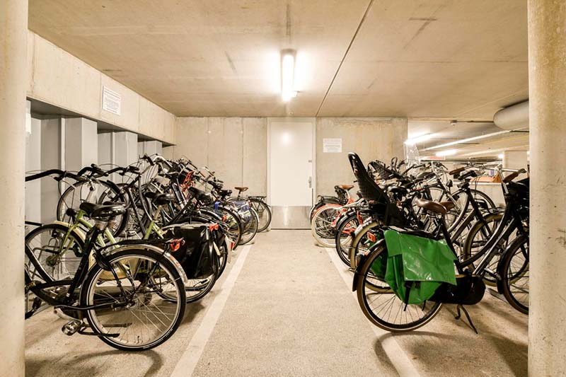 Instalación de aparcabicis cubiertos en edificios existentes