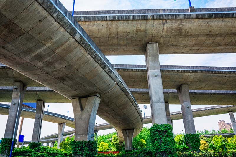 Reutilización de espacios bajo pasos elevados de metro/tren/tranvía